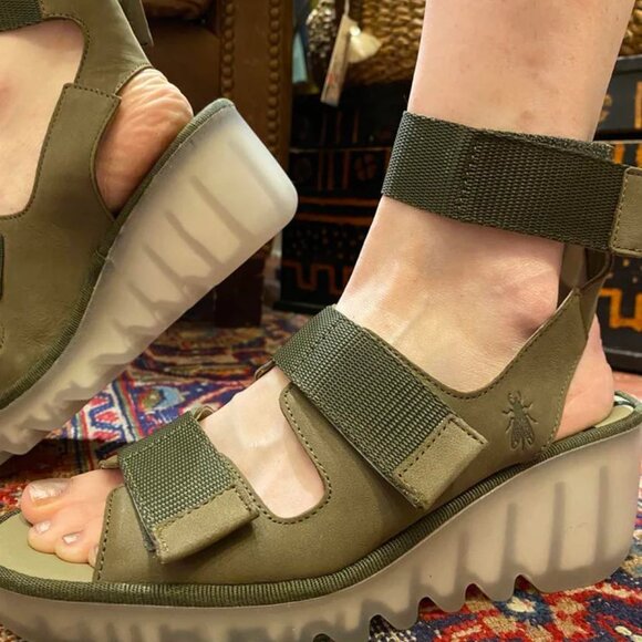 NEW FLY LONDON Made In Portugal Leather Bech Comfort Wedge Sandals khaki 864tn - Picture 4 of 10
